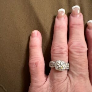 - NEW beautiful engagement ring
